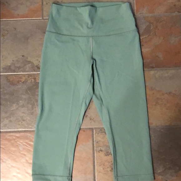 Green lululemon crop leggings - Picture 3 of 6